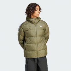 Kurtka Essentials Midweight Down Hooded. Zielone kurtki męskie ADIDAS, m, bez wzorów, z materiału, sportowe, bez ramiączek, bez kaptura. W wyprzedaży za 601.70 zł.