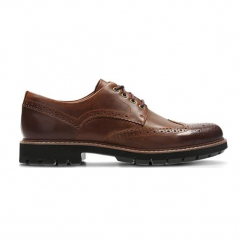 Skórzane półbuty w kolorze brązowym. Brązowe eleganckie półbuty męskie Clarks, z materiału. W wyprzedaży za 229.95 zł.