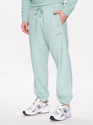 New Balance Spodnie dresowe MP23551 Zielony Relaxed Fit. Zielone spodnie dresowe męskie New Balance, bez wzorów, z bawełny. Za 399.99 zł.