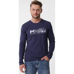 Granatowa Koszulka Kinslee. Niebieskie koszulki męskie z długim rękawem Born2be, l, bez wzorów, z materiału, bez kołnierzyka, bez ramiączek. Za 59.99 zł.