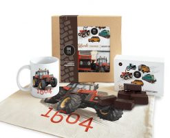 Ursus 1604 — paczka (Zawartość paczki: koszulka, torba, kubek, słodycze; Rozmiar koszulki / bluzy: S (męska); Kolor koszulki / bluzy: jasnoszary melan. Szare bluzy nierozpinane męskie nikiniki, m, bez wzorów, z bawełny, bez ramiączek, bez kaptura. Za 169.00 zł.