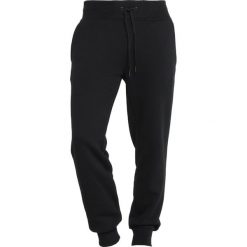 Peak Performance LOGO PANT Spodnie materiałowe black. Czarne długie spodnie sportowe męskie marki Peak Performance, z bawełny, sportowe, długie. Za 479.00 zł.