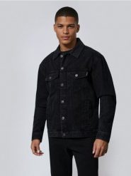 Jeansowa kurtka trucker - czarny. Czarne kurtki męskie Sinsay, l, bez wzorów, z jeansu, bez ramiączek, bez kaptura. Za 79.99 zł.