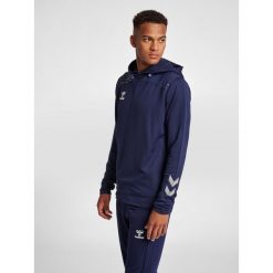 Bluza z kapturem Hummel hmlLEAD poly. Niebieskie bluzy nierozpinane męskie HUMMEL, s, bez wzorów, z kapturem. W wyprzedaży za 188.50 zł.