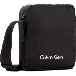 Saszetka CALVIN KLEIN - Blithe Reporter K50K503446 001. Saszetki męskie marki Calvin Klein. W wyprzedaży za 269.00 zł.