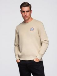Nierozpinana dresowa bluza męska z naszywką w stylu college – piaskowa V3 - Rozmiar: XXL. Bluzy nierozpinane męskie Ombre Clothing, m, z aplikacjami, z bawełny, casualowe, bez ramiączek, bez kaptura. W wyprzedaży za 79.99 zł.