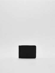 Mały portfel z imitacji skóry - czarny. Czarne portfele męskie Reserved, bez wzorów, ze skóry. Za 59.99 zł.