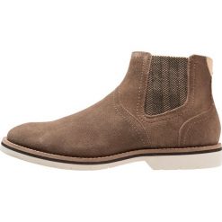 Steve Madden SAINE Botki taupe. Brązowe buty zimowe męskie Steve Madden, z materiału. W wyprzedaży za 381.75 zł.