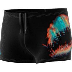 Kąpielówki w kolorze czarnym ze wzorem. Kąpielówki męskie marki adidas Swim. W wyprzedaży za 85.95 zł.