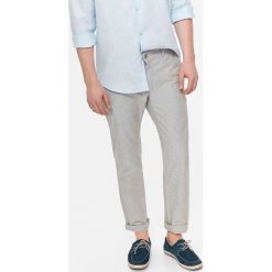 SPODNIE DŁUGIE MĘSKIE Z TKANINY OXFORD O REGULARNYM KROJU. Eleganckie spodnie męskie marki TOP SECRET. W wyprzedaży za 39.99 zł.