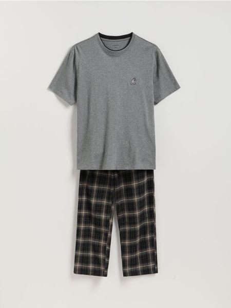 Dwuczęściowa piżama z haftem - ciemnoszary. Szare piżamy męskie Reserved, l, bez wzorów, z bawełny, bez kołnierzyka, bez ramiączek. Za 139.99 zł.