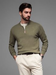 Sweter męski z wiskozą i rozpinanym dekoltem – oliwkowy V1 - Rozmiar: M. Zielone swetry męskie Ombre Clothing, z aplikacjami, z dzianiny, eleganckie, bez kołnierzyka, bez ramiączek. W wyprzedaży za 142.49 zł.