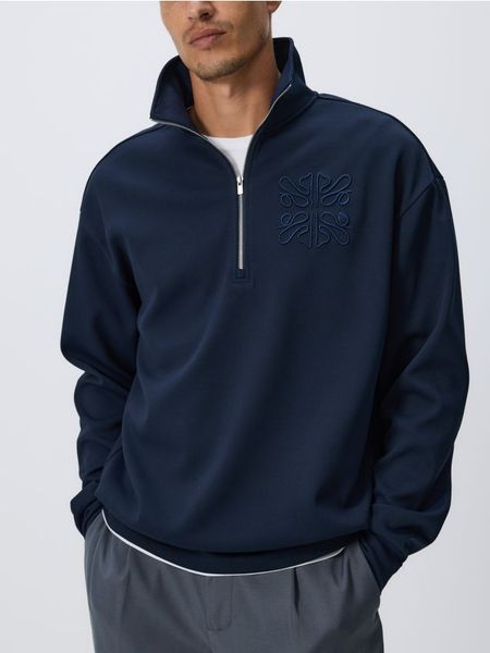 Bluza z haftem - granatowy. Niebieskie bluzy nierozpinane męskie Reserved, l, bez wzorów, z dzianiny, bez ramiączek, bez kaptura. W wyprzedaży za 89.99 zł.