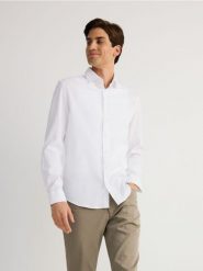 Bawełniana koszula super slim fit - biały. Białe koszule męskie Reserved, l, bez wzorów, z bawełny, bez kołnierzyka, bez ramiączek. W wyprzedaży za 89.99 zł.