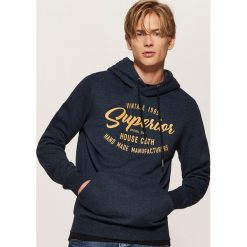 Bluza z nadrukiem Granatowy. Bluzy nierozpinane męskie marki House. W wyprzedaży za 69.99 zł.