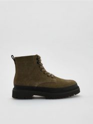 Zamszowe botki - jasny zielony. Zielone sztyblety męskie Reserved, ze skóry, bez obcasa, bez zapięcia. Za 259.99 zł.