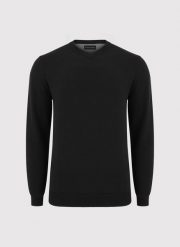 PAKO LORENTE – Czarny męski sweter w serek. Czarne swetry męskie Pako Lorente, bez wzorów, z bawełny, bez kołnierzyka, bez ramiączek. Za 99.99 zł.