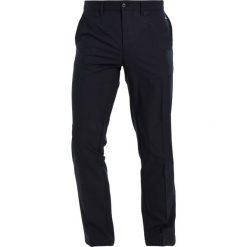 J.LINDEBERG ELOF SLIM FIT LIGHT Spodnie materiałowe navy. Długie spodnie sportowe męskie marki J.LINDEBERG. Za 419.00 zł.