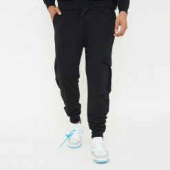 Spodnie sportowe F CARGO czarne. Czarne długie spodnie sportowe męskie Legea, bez wzorów, z bawełny, na fitness i siłownię. W wyprzedaży za 108.00 zł.
