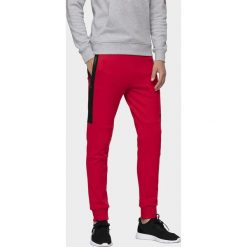 Spodnie dresowe męskie SPMD070 - czerwony. Czerwone spodnie dresowe męskie 4f, bez wzorów, z dresówki. W wyprzedaży za 149.99 zł.