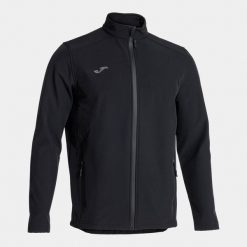 Kurtka wodoodporna Joma Basilea II. Czarne kurtki softshell męskie Joma, bez wzorów, z softshellu, bez kaptura, do piłki nożnej. Za 159.99 zł.