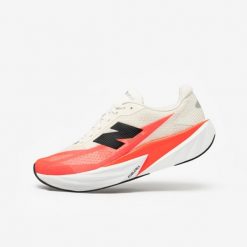 Buty do biegania męskie New Balance Fuelcell Rebel V5. Białe buty do biegania męskie New Balance, bez wzorów, z kauczuku, bez zapięcia, do biegania. W wyprzedaży za 549.99 zł.