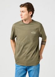 MESKA KOSZULKA WRANGLER GRAPHIC TEE DUSTY OLIVE 112362368. Zielone t-shirty męskie Wrangler, m, bez wzorów, bez kołnierzyka, bez ramiączek. Za 79.99 zł.