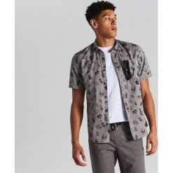 Koszula z krótkim rękawem all over - Szary. Koszule męskie marki Cropp. Za 59.99 zł.