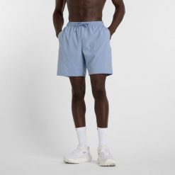 Spodenki męskie New Balance MS41232DUS – niebieskie. Niebieskie szorty sportowe męskie New Balance, bez wzorów, z materiału, sportowe. Za 119.99 zł.