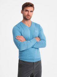 Elegancki męski sweter BASIC V-neck z wiskozą – błękitny V21 - Rozmiar: M. Niebieskie swetry męskie Ombre Clothing, bez wzorów, z dzianiny, biznesowe, bez kołnierzyka, bez ramiączek. W wyprzedaży za 89.99 zł.