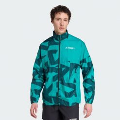 Wiatrówka Terrex Multi Printed. Niebieskie kurtki treningowe męskie ADIDAS, m, bez wzorów, z materiału, bez kaptura, do biegania. W wyprzedaży za 285.35 zł.