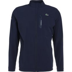 Lacoste Sport Kurtka Outdoor marine. Niebieskie kurtki outdoor męskie Lacoste Sport, z elastanu. W wyprzedaży za 546.75 zł.