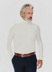 PAKO LORENTE – Biały gładki golf męski. Białe swetry męskie Pako Lorente, bez wzorów, z bawełny, bez kołnierzyka, bez ramiączek. Za 79.99 zł.