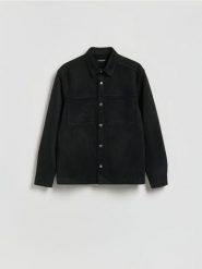 Kurtka koszulowa z imitacji zamszu - czarny. Czarne kurtki męskie Reserved, l, bez wzorów, bez ramiączek, bez kaptura. Za 139.99 zł.