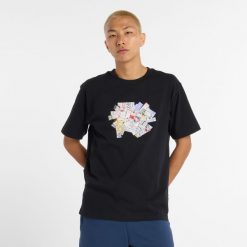Koszulka męska New Balance MT53905BK – czarna. Czarne t-shirty sportowe męskie New Balance, l, z aplikacjami, z dresówki, klasyczne, bez ramiączek. Za 169.99 zł.