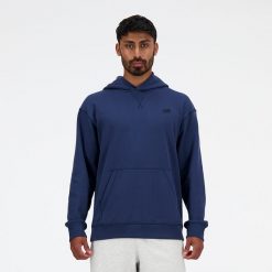 Bluza męska New Balance MT41534NNY – granatowa. Niebieskie bluzy nierozpinane męskie New Balance, m, bez wzorów, z materiału, klasyczne, bez ramiączek, z kapturem. Za 399.99 zł.