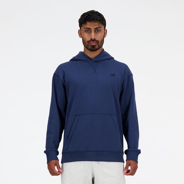 Bluza męska New Balance MT41534NNY – granatowa. Niebieskie bluzy nierozpinane męskie New Balance, l, bez wzorów, z materiału, z kapturem. Za 399.99 zł.