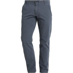 DOCKERS ALPHA NEW Spodnie materiałowe ombre blue. Spodnie na co dzień męskie marki DOCKERS. Za 399.00 zł.