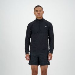 Bluza męska New Balance MT43204BK – czarna. Czarne bluzy nierozpinane męskie New Balance, m, bez wzorów, z materiału, bez ramiączek, bez kaptura. Za 389.99 zł.