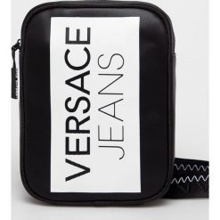 Versace Jeans - Saszetka. Czarne saszetki męskie Versace Jeans, bez wzorów, z jeansu, casualowe, na ramię, małe. W wyprzedaży za 229.90 zł.