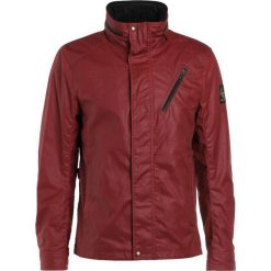 Belstaff CITY MASTER Kurtka przeciwdeszczowa carnelian. Czerwone kurtki męskie Belstaff, z bawełny. W wyprzedaży za 999.60 zł.