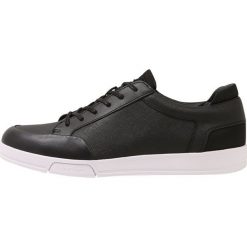 Calvin Klein BALIN Sneakersy niskie black. Buty sportowe na co dzień męskie marki Calvin Klein. W wyprzedaży za 395.45 zł.