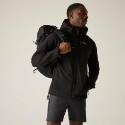 Męska wodoodporna kurtka softshell Arana z kapturem. Czarne kurtki męskie Regatta, m, bez wzorów, z elastanu, bez ramiączek, z kapturem. W wyprzedaży za 329.99 zł.
