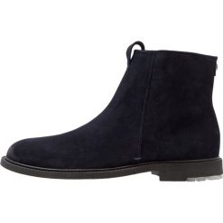 BOSS Orange CULTROOT ZIP Botki dark blue. Buty zimowe męskie marki BOSS Orange. W wyprzedaży za 624.50 zł.