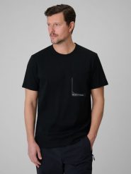 4F T-shirt regular z nadrukiem męski - czarny M. Czarne t-shirty męskie 4f, m, bez wzorów, z dzianiny, bez kołnierzyka, bez ramiączek. Za 59.99 zł.