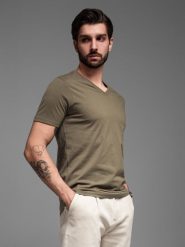 Męska klasyczna bawełniana koszulka z dekoltem w serek BASIC - ciemnooliwkowa V6 - Rozmiar: S. Zielone t-shirty męskie Ombre Clothing, m, bez wzorów, z bawełny, bez kołnierzyka, bez ramiączek. W wyprzedaży za 24.99 zł.