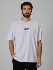 4F T-shirt loose z nadrukiem męski - szary M. Szare t-shirty męskie 4f, m, bez wzorów, z bawełny, bez kołnierzyka, bez ramiączek. Za 79.99 zł.