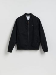 Kurtka bomberka ze stójką - czarny. Czarne kurtki męskie Reserved, l, bez wzorów, z bawełny, bez ramiączek, bez kaptura. Za 139.99 zł.