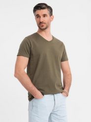 Męska klasyczna bawełniana koszulka z dekoltem w serek BASIC – ciemnooliwkowa V6 - Rozmiar: L. Zielone t-shirty męskie Ombre Clothing, l, bez wzorów, z bawełny, bez kołnierzyka, bez ramiączek. W wyprzedaży za 29.99 zł.