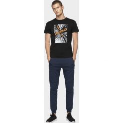 T-shirt męski TSM005 - głęboka czerń. Szare t-shirty męskie 4f, m, bez wzorów, bez kołnierzyka, bez ramiączek. W wyprzedaży za 49.99 zł.